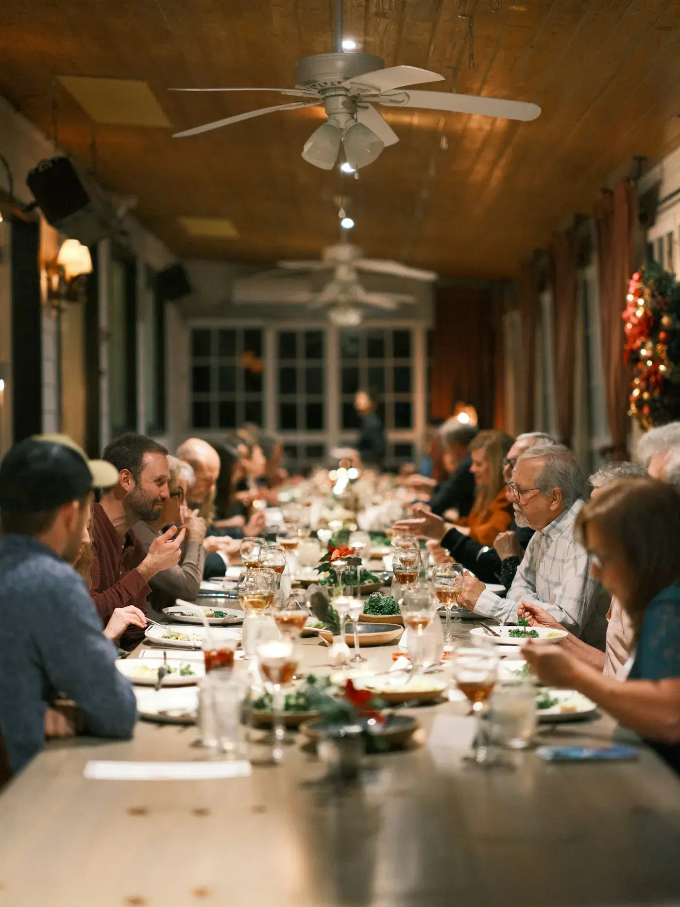 Una lunga tavolata di amici a cena